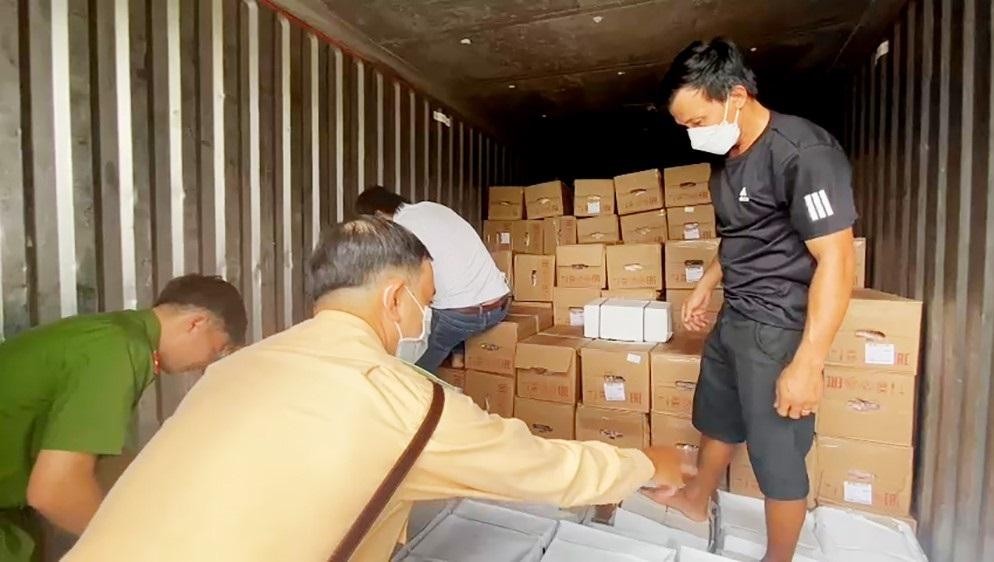 Lực lượng chức năng kiểm đếm số h&agrave;ng ho&aacute; tạm giữ