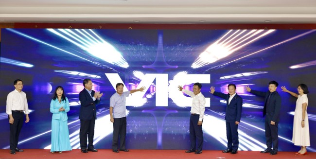 Doanh nh&acirc;n Đỗ Quang Hiển được bầu l&agrave;m Chủ tịch CLB Cựu sinh vi&ecirc;n doanh nh&acirc;n ĐHQG H&agrave; Nội ảnh 2