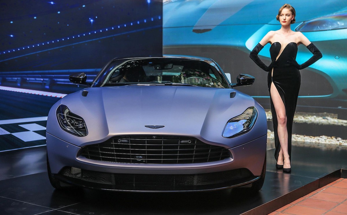 Chiếc xe đầu ti&ecirc;n c&oacute; mặt tại Việt Nam sở hữu t&ocirc;ng m&agrave;u ngoại thất độc đ&aacute;o.