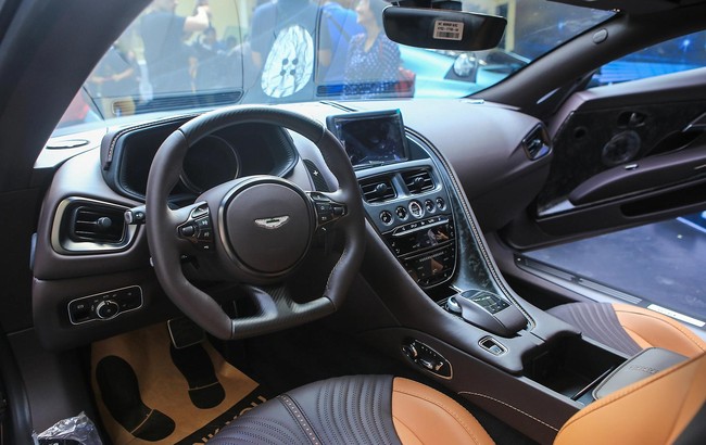 Aston Martin DB11 V8 Coupe 2023 gi&aacute; gần 20 tỷ đồng tại Việt Nam ảnh 1