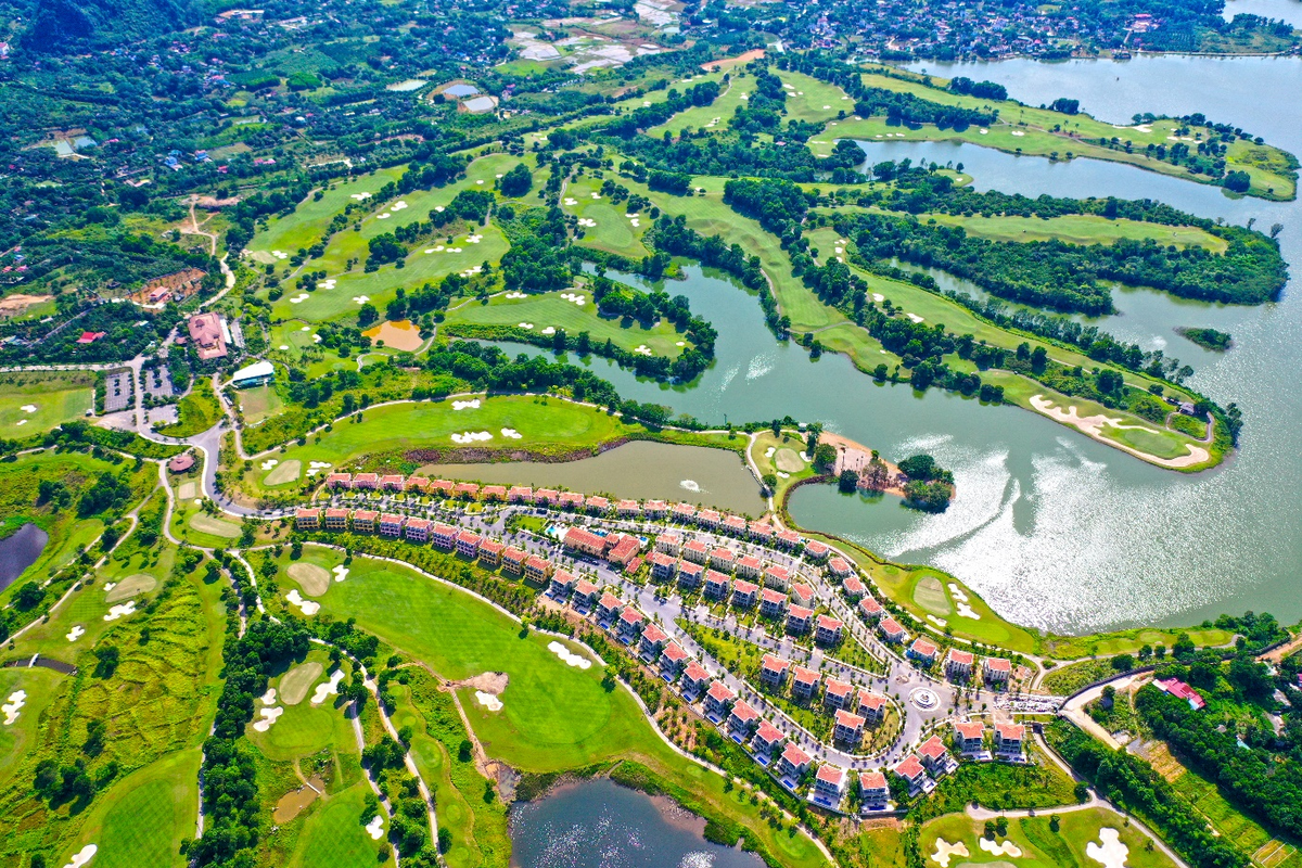 Đầu tư v&agrave;o bất động sản gắn liền với s&acirc;n golf thời điểm n&agrave;y ch&iacute;nh l&agrave; đ&oacute;n ngay ch&acirc;n s&oacute;ng - Ảnh một s&acirc;n golf H&agrave; Nội