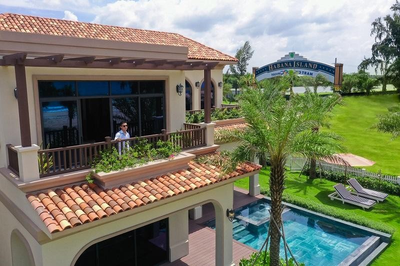 &ldquo;Khi n&agrave;o m&agrave; m&igrave;nh nhớ biển qu&aacute; m&agrave; kh&ocirc;ng c&oacute; nhiều thời gian th&igrave; m&igrave;nh c&oacute; thể đến với Hồ Tr&agrave;m. Nơi n&agrave;y ph&iacute;a trước l&agrave; biển, ph&iacute;a sau l&agrave; n&uacute;i v&agrave; rừng nguy&ecirc;n sinh v&ocirc; c&ugrave;ng đặc biệt&rdquo;, NTK chia sẻ.