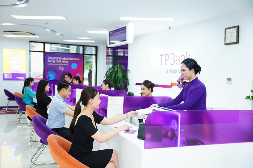 TPBank tiếp tục giữ vững vị tr&iacute; thứ 8 trong Top 10 Ng&acirc;n h&agrave;ng thương mại Việt Nam uy t&iacute;n v&agrave; vị tr&iacute; Top 4 Ng&acirc;n h&agrave;ng Thương mại Cổ phần tư nh&acirc;n (H&igrave;nh minh họa).