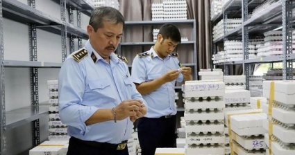 Phù phép hàng chục nghìn kính áp tròng nhãn mác Trung Quốc thành Hàn Quốc