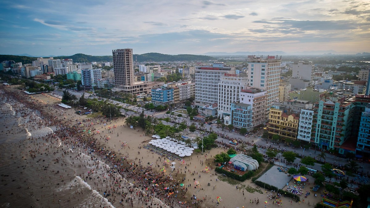 Trong 6 th&aacute;ng đầu năm Sầm Sơn đ&atilde; đ&oacute;n tr&ecirc;n 4,1 triệu lượt kh&aacute;ch