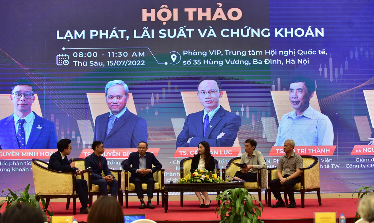 C&aacute;c chuy&ecirc;n gia thảo luận tại hội thảo &amp;amp;quot;Lạm ph&aacute;t, l&atilde;i suất v&agrave; chứng kho&aacute;n&amp;amp;quot; do Hiệp hội Tư vấn t&agrave;i ch&iacute;nh Việt Nam (VFCA) v&agrave; CTCP Chứng kho&aacute;n Nhất Việt (VFS) tổ chức s&aacute;ng 15/7.