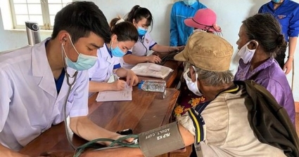 Nhân viên y tế nghỉ việc ồ ạt: Giải quyết phần &apos;gốc&apos; để giữ chân y, bác sĩ