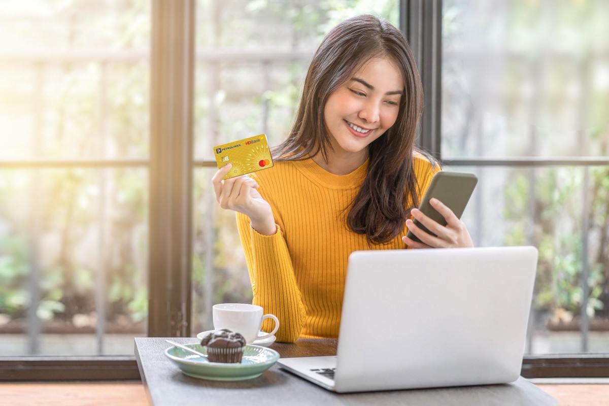 &ldquo;Nhẹ g&aacute;nh&rdquo; tiền xăng với si&ecirc;u thẻ HDBank Petrolimex 4 trong 1