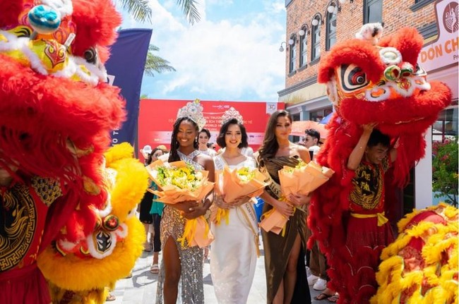 C&aacute;c hoa hậu kh&aacute;m ph&aacute; đại lộ shophouse NovaWorld Ho Tram ảnh 1