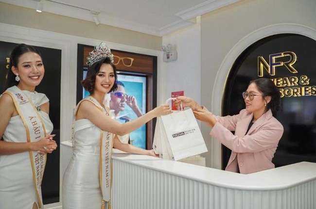 C&aacute;c hoa hậu kh&aacute;m ph&aacute; đại lộ shophouse NovaWorld Ho Tram ảnh 3