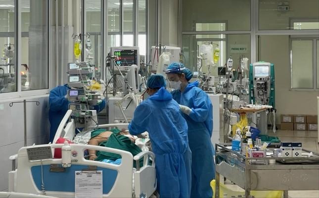 Cường độ l&agrave;m việc cao, thu nhập thấp khiến nhiều c&aacute;n bộ ng&agrave;nh y tại c&aacute;c cơ sở y tế c&ocirc;ng lập nghỉ việc ảnh: Th&aacute;i H&agrave;