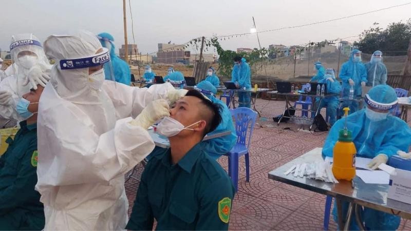 Nh&acirc;n vi&ecirc;n y tế l&agrave;m việc vất vả trong thời gian b&ugrave;ng ph&aacute;t dịch COVID-19 tại Bắc Ninh v&agrave;o th&aacute;ng 5/2021.