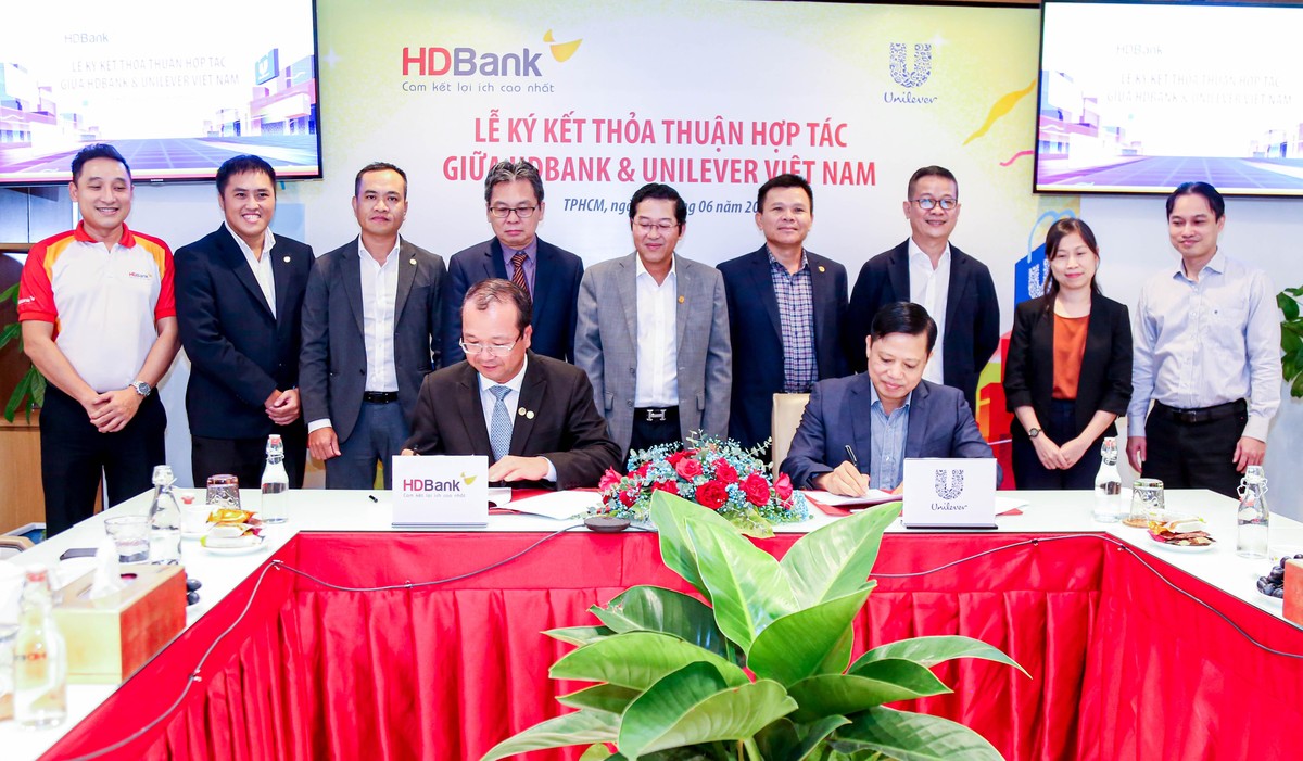 Đại diện HDBank v&agrave; Unilever Việt Nam thực hiện k&yacute; kết hợp t&aacute;c