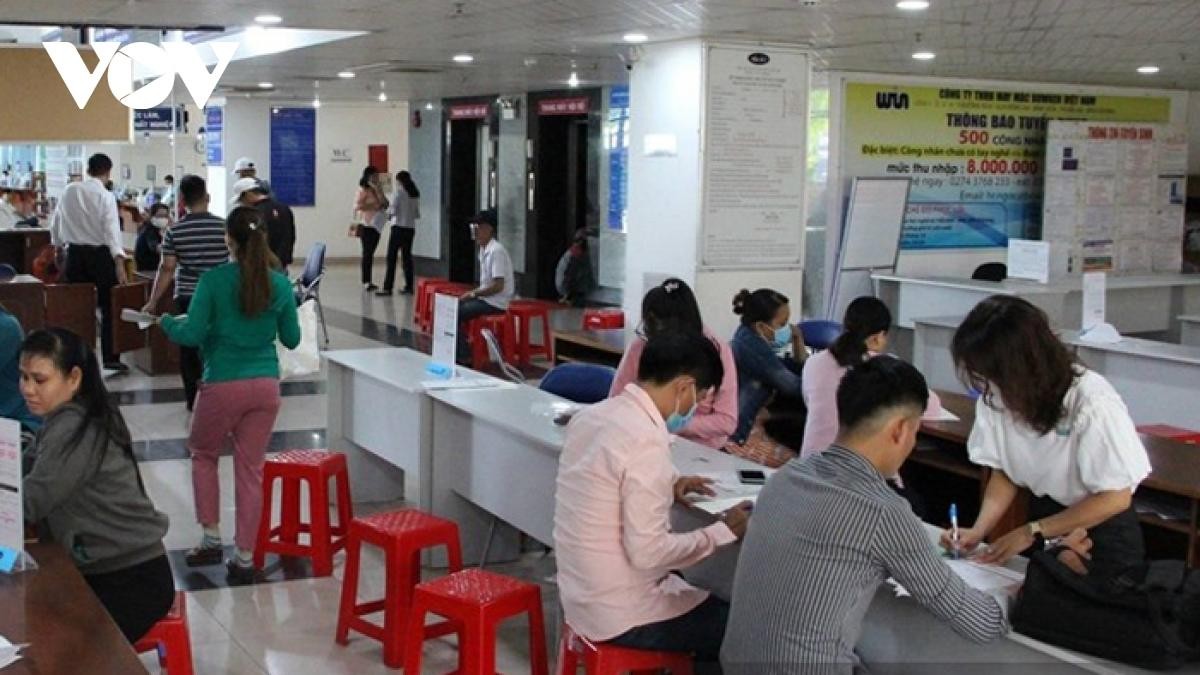 Người lao động đến l&agrave;m thủ tục hưởng bảo hiểm thất nghiệp ở Trung t&acirc;m Dịch vụ việc l&agrave;m tỉnh B&igrave;nh Dương.