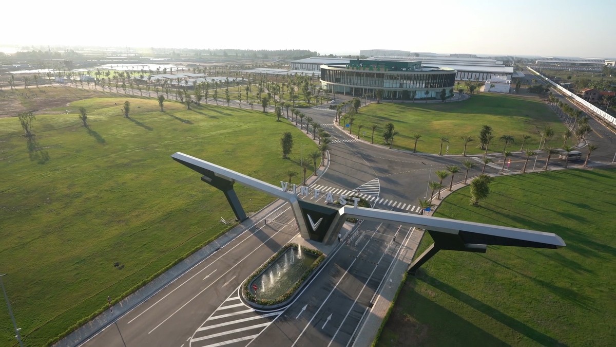 Vingroup b&aacute;o l&atilde;i trước thuế hơn 3.300 tỷ đồng sau 6 th&aacute;ng đầu năm