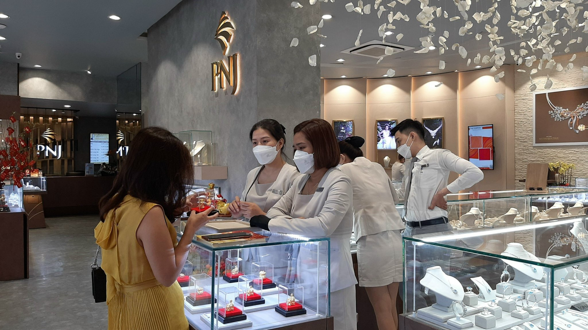 Yếu tố n&agrave;o gi&uacute;p doanh nghiệp ng&agrave;nh b&aacute;n lẻ l&atilde;i lớn trong qu&yacute; 2?