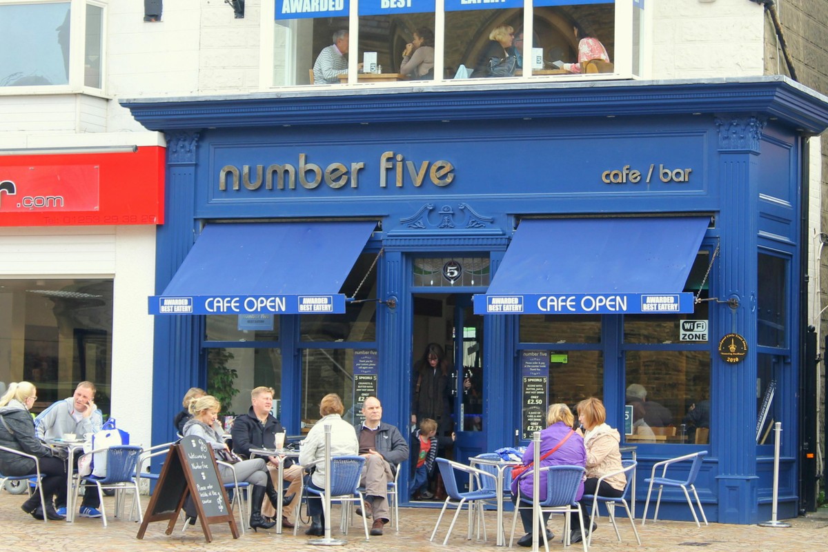 Doanh số b&aacute;n c&agrave; ph&ecirc; rang xay v&agrave; c&agrave; ph&ecirc; đặc sản đang tăng l&ecirc;n ở thị trường Anh - Ảnh minh họa