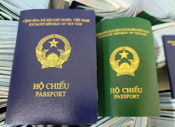 Hộ chiếu mẫu mới của Việt Nam c&oacute; b&igrave;a m&agrave;u xanh t&iacute;m than, mẫu cũ b&igrave;a xanh lục