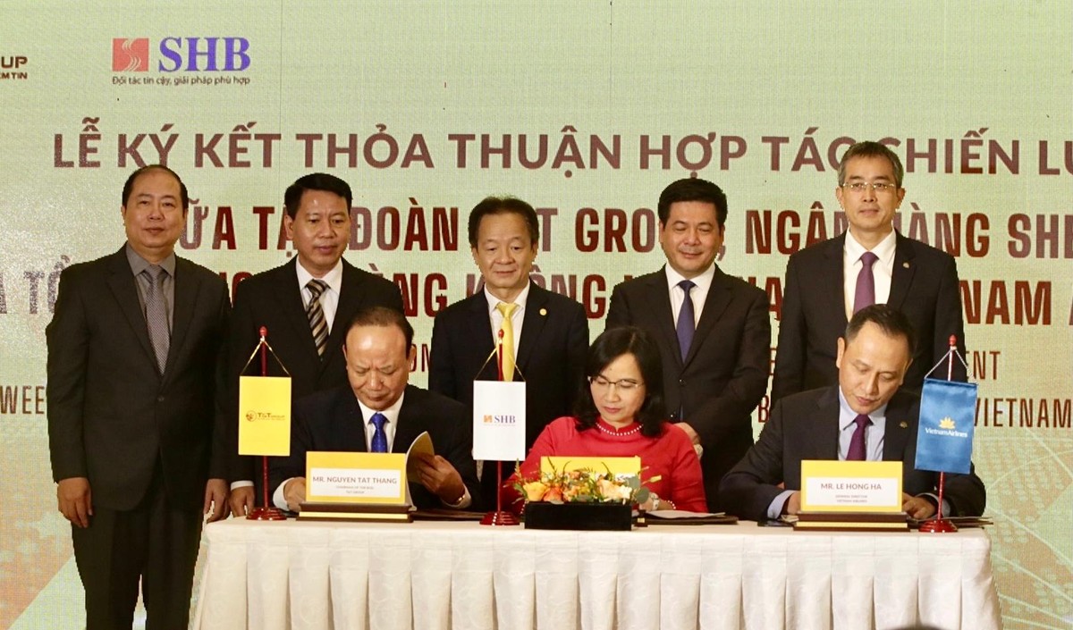 Đại diện l&atilde;nh đạo Tập đo&agrave;n T&amp;amp;amp;T Group, Ng&acirc;n h&agrave;ng SHB v&agrave; Vietnam Airlines k&yacute; thỏa thuận hợp t&aacute;c chiến lược.