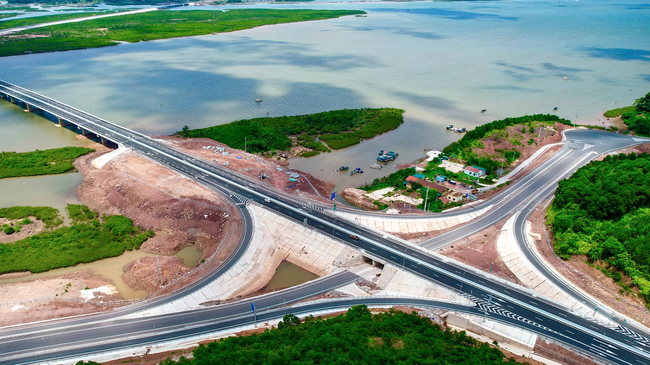 Cao tốc V&acirc;n Đồn - M&oacute;ng C&aacute;i khai th&aacute;c từ ng&agrave;y 1/9  ảnh 2