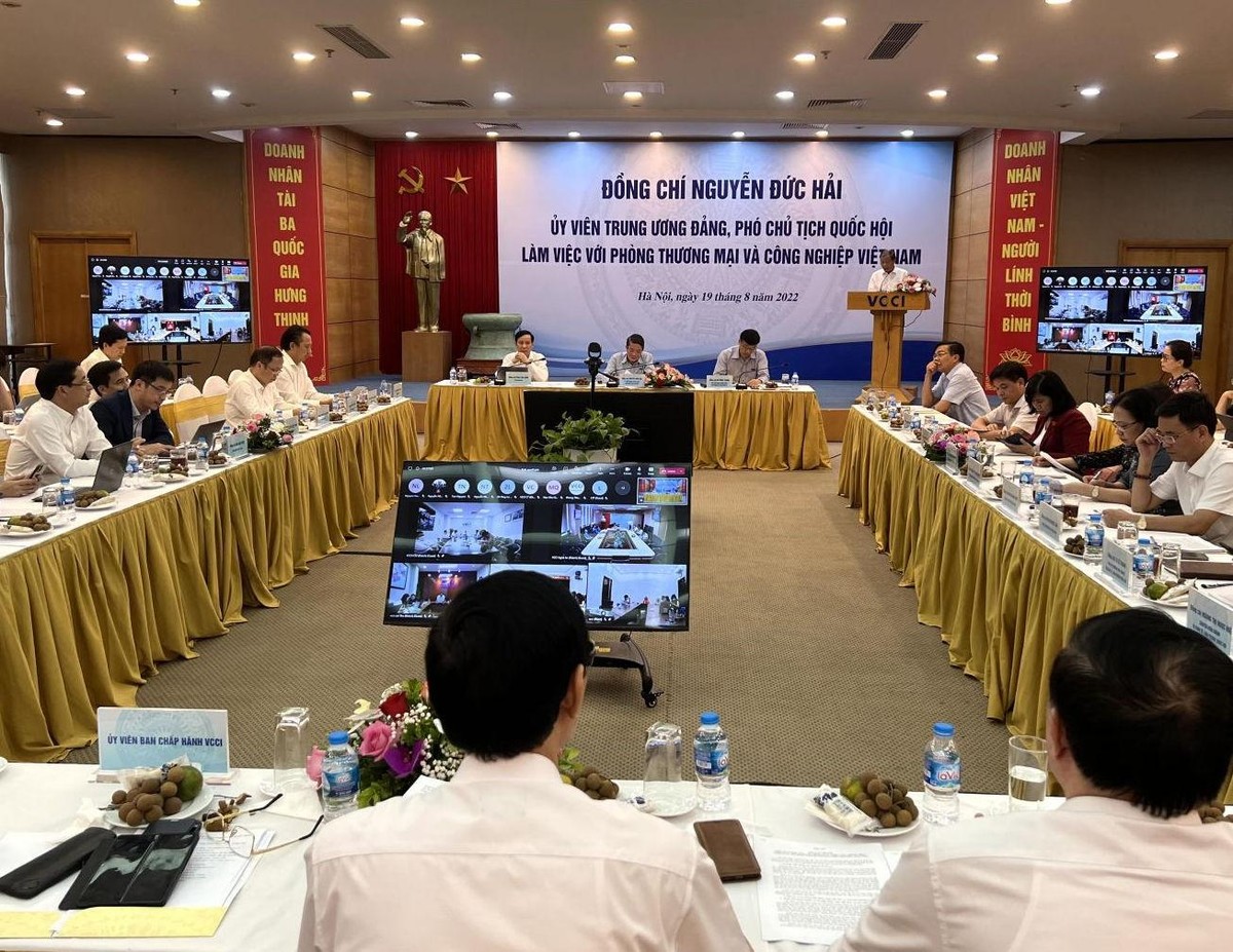 To&agrave;n cảnh buổi l&agrave;m việc của Đo&agrave;n c&ocirc;ng t&aacute;c Quốc hội với VCCI chiều 19/8.