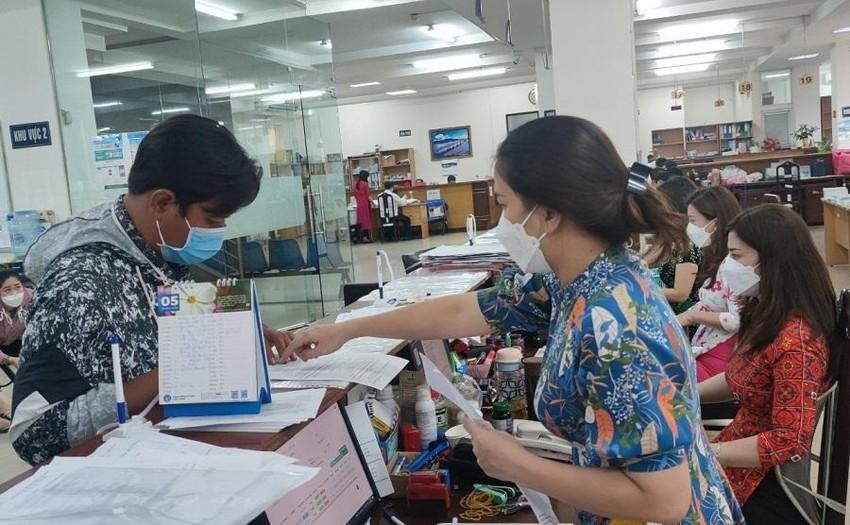 Người d&acirc;n thực hiện c&aacute;c thủ tục BHXH. (Ảnh minh họa)