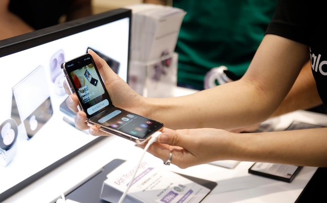 Cạnh tranh s&ograve;ng phẳng với Apple, hai điện thoại chiến lược của Samsung l&ecirc;n kệ sớm tại Việt Nam  ảnh 2