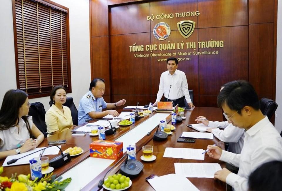 Bộ trưởng Nguyễn Hồng Di&ecirc;n chủ tr&igrave; họp trực tuyến về bảo đảm nguồn cung xăng dầu. Ảnh: B&aacute;o C&ocirc;ng Thương