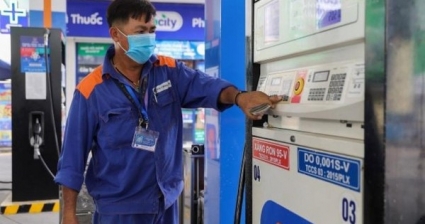 Giá xăng giảm, giá dầu tăng mạnh