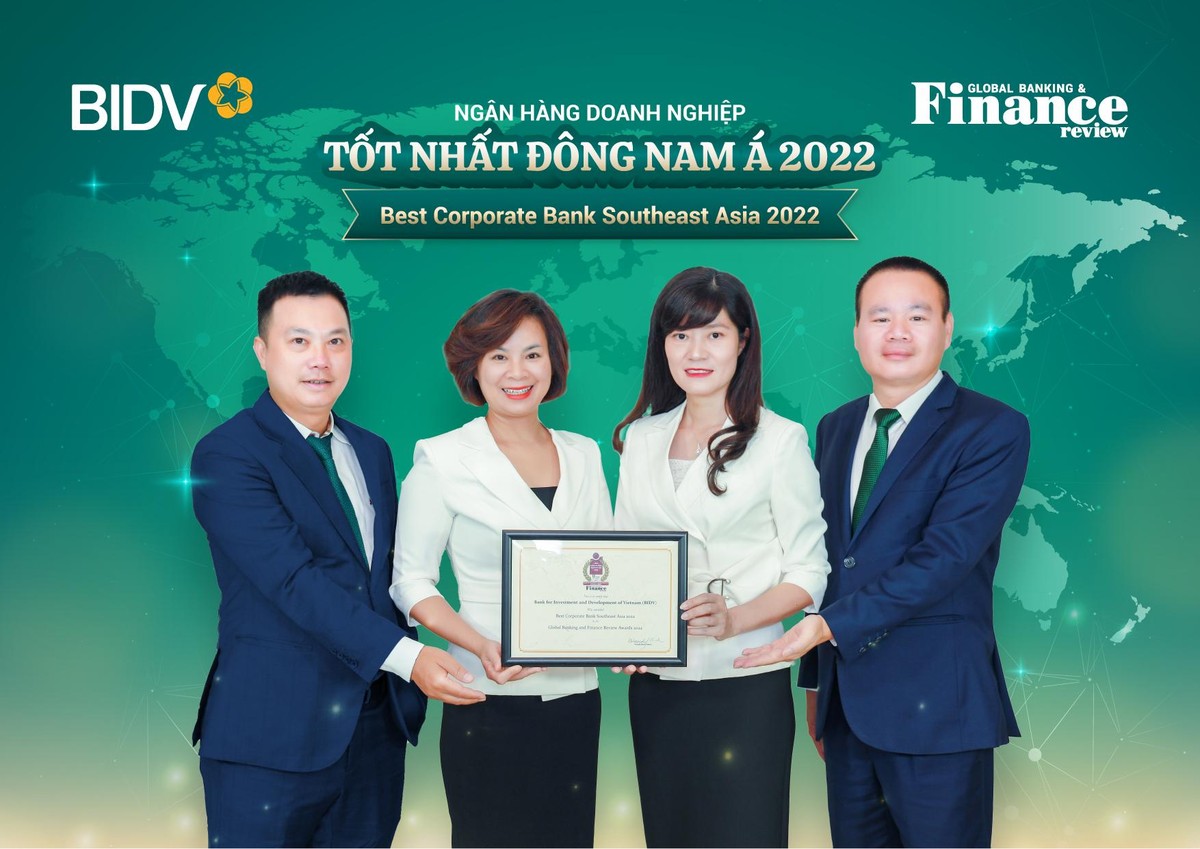 Đại diện BIDV nhận giải thưởng &ldquo;Ng&acirc;n h&agrave;ng d&agrave;nh cho KHDN tốt nhất Đ&ocirc;ng Nam &Aacute; năm 2022&rdquo;