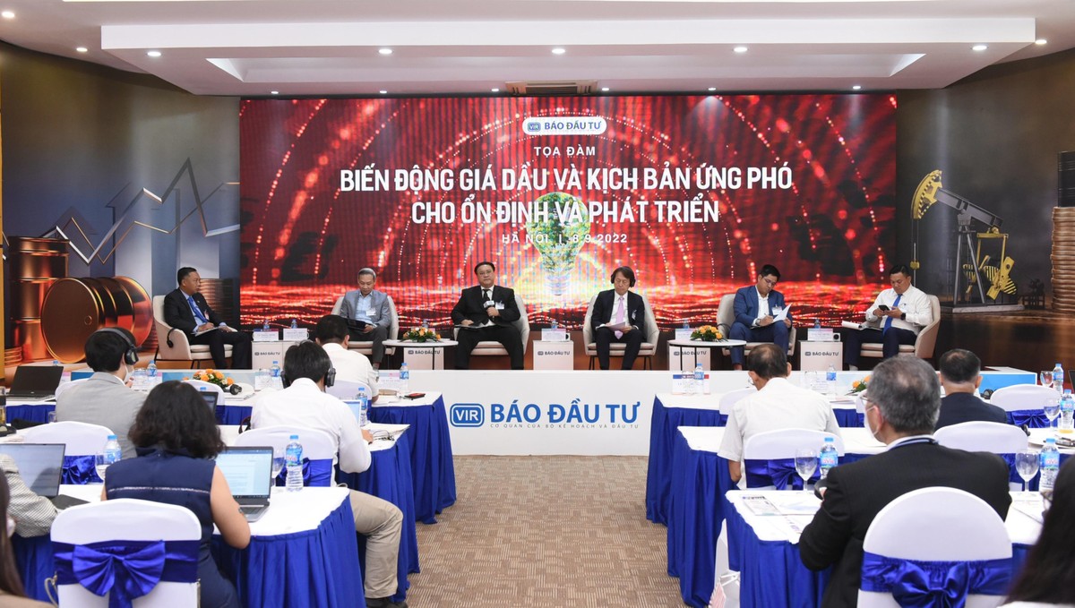 C&aacute;c diễn giả trao đổi tại tọa đ&agrave;m &ldquo;Biến động gi&aacute; dầu v&agrave; kịch bản ứng ph&oacute; cho ổn định v&agrave; ph&aacute;t triển&rdquo;