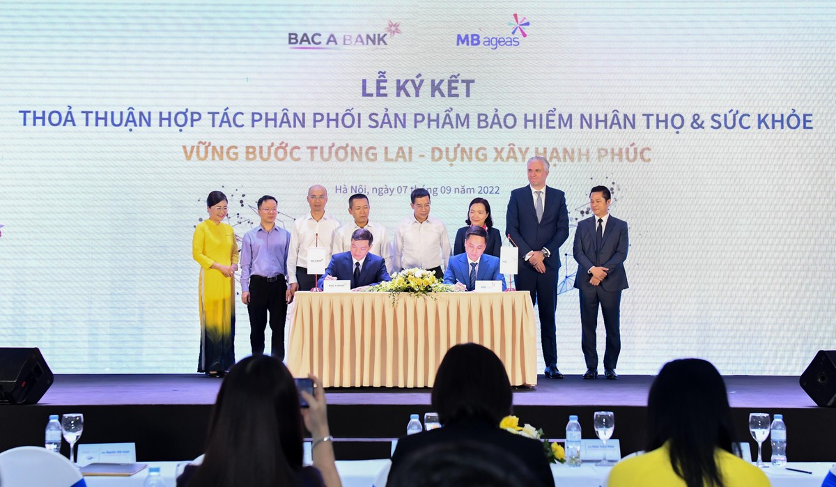 Đại diện BAC A BANK v&agrave; MB Ageas Life k&yacute; kết Thỏa thuận hợp t&aacute;c