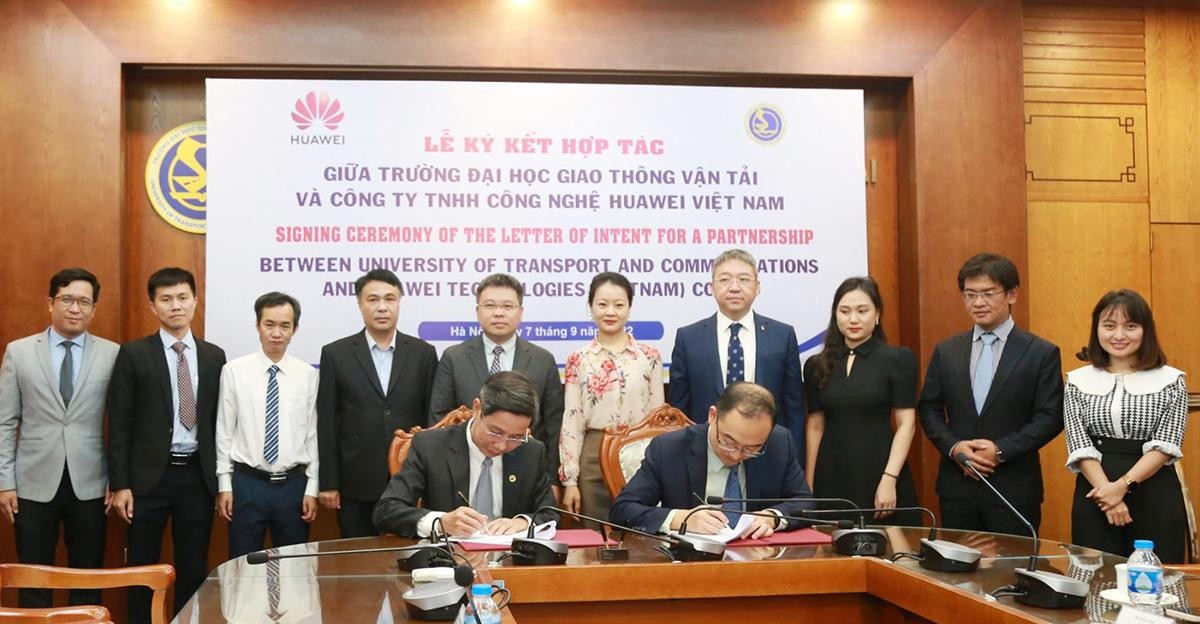 Lễ k&yacute; kết ghi nhớ hợp t&aacute;c giữa Huawei v&agrave; Đại học Giao th&ocirc;ng Vận tải
