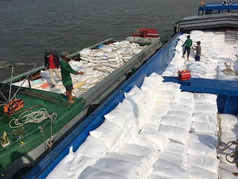 Vận chuyển gạo bằng đường thủy - Ảnh minh họa