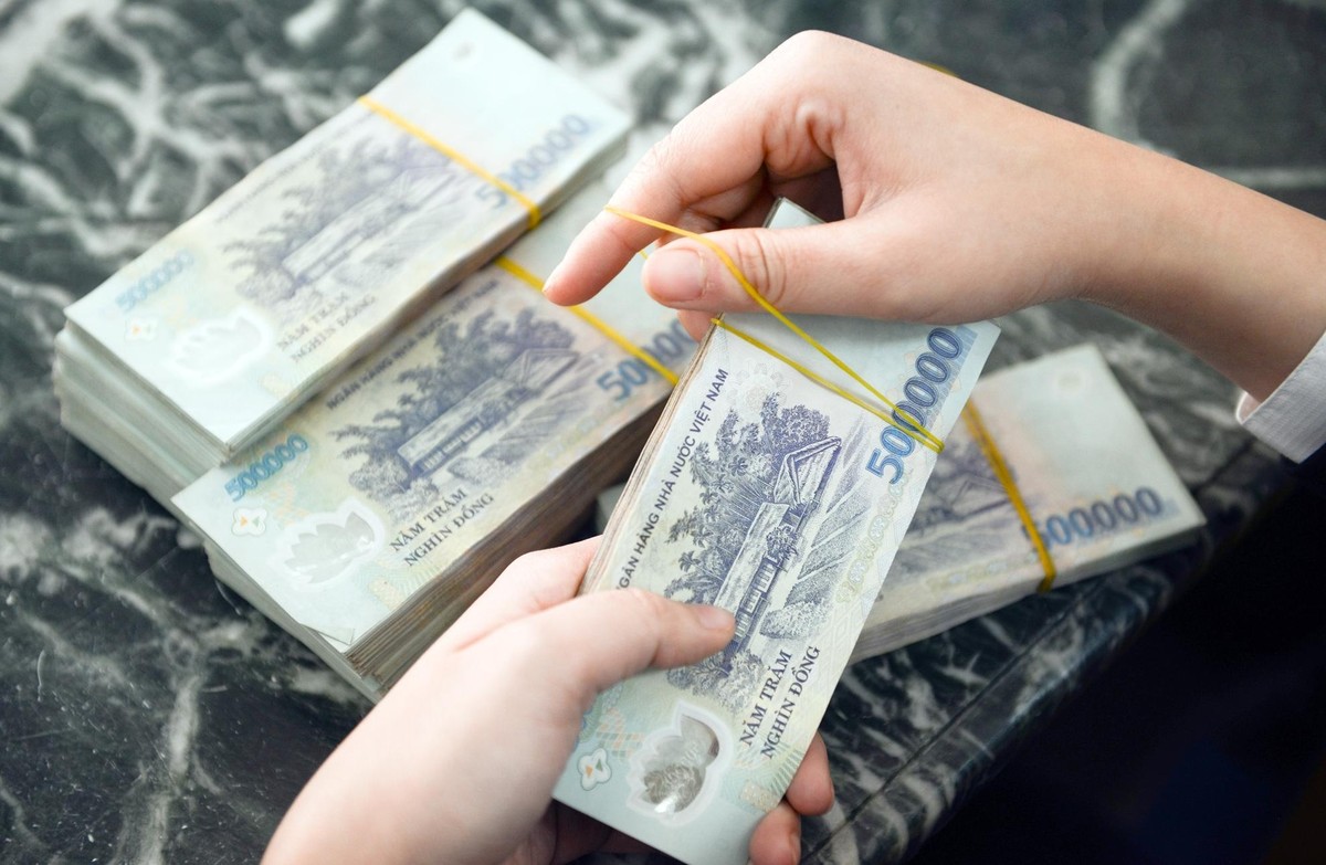 NHNN vẫn phải li&ecirc;n tục b&aacute;n USD để ổn định tỷ gi&aacute; khiến cho một lượng lớn tiền đồng bị r&uacute;t ra khỏi hệ thống (H&igrave;nh minh họa).