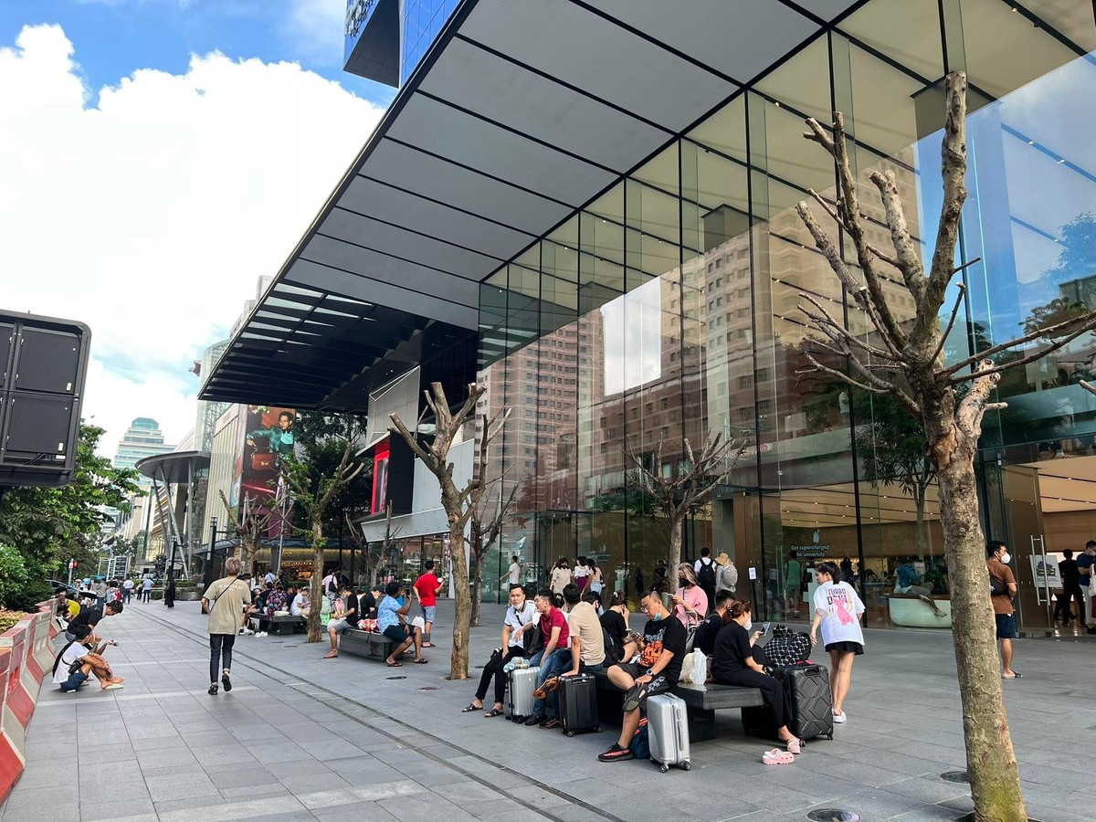 Nhiều người Việt xếp h&agrave;ng mua iPhone 14 tại Apple Store ở 270 Orchard Road, Singapore