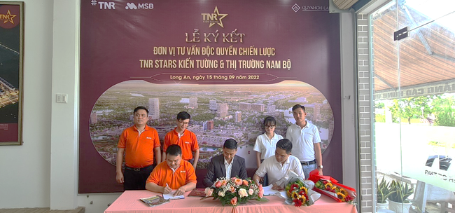 Lễ k&yacute; kết đơn vị tư vấn độc quyền chiến lược dự &aacute;n TNR Stars Kiến Tường ảnh 3