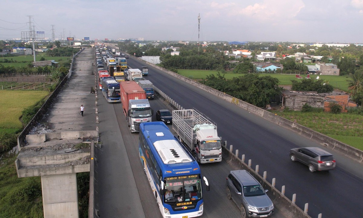 &Ugrave;n tắc li&ecirc;n tục xảy ra tr&ecirc;n cao tốc TP.HCM - Trung Lương