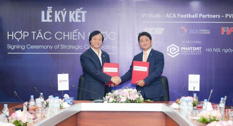 &Ocirc;ng B&ugrave;i Quang Anh Vũ - Tổng Gi&aacute;m đốc C&ocirc;ng ty CP Ph&aacute;t triển Bất động sản Ph&aacute;t Đạt (tr&aacute;i) v&agrave; &Ocirc;ng Hiroyuki Ono - Tổng Gi&aacute;m đốc ACA Football Partners (phải) tại Lễ k&yacute; kết ng&agrave;y 22/9.