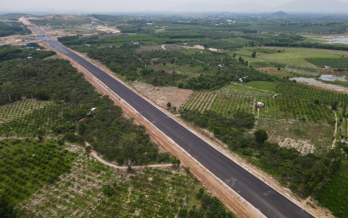 Một đoạn đường trải nhựa xong tr&ecirc;n cao tốc Phan Thiết - Dầu Gi&acirc;y